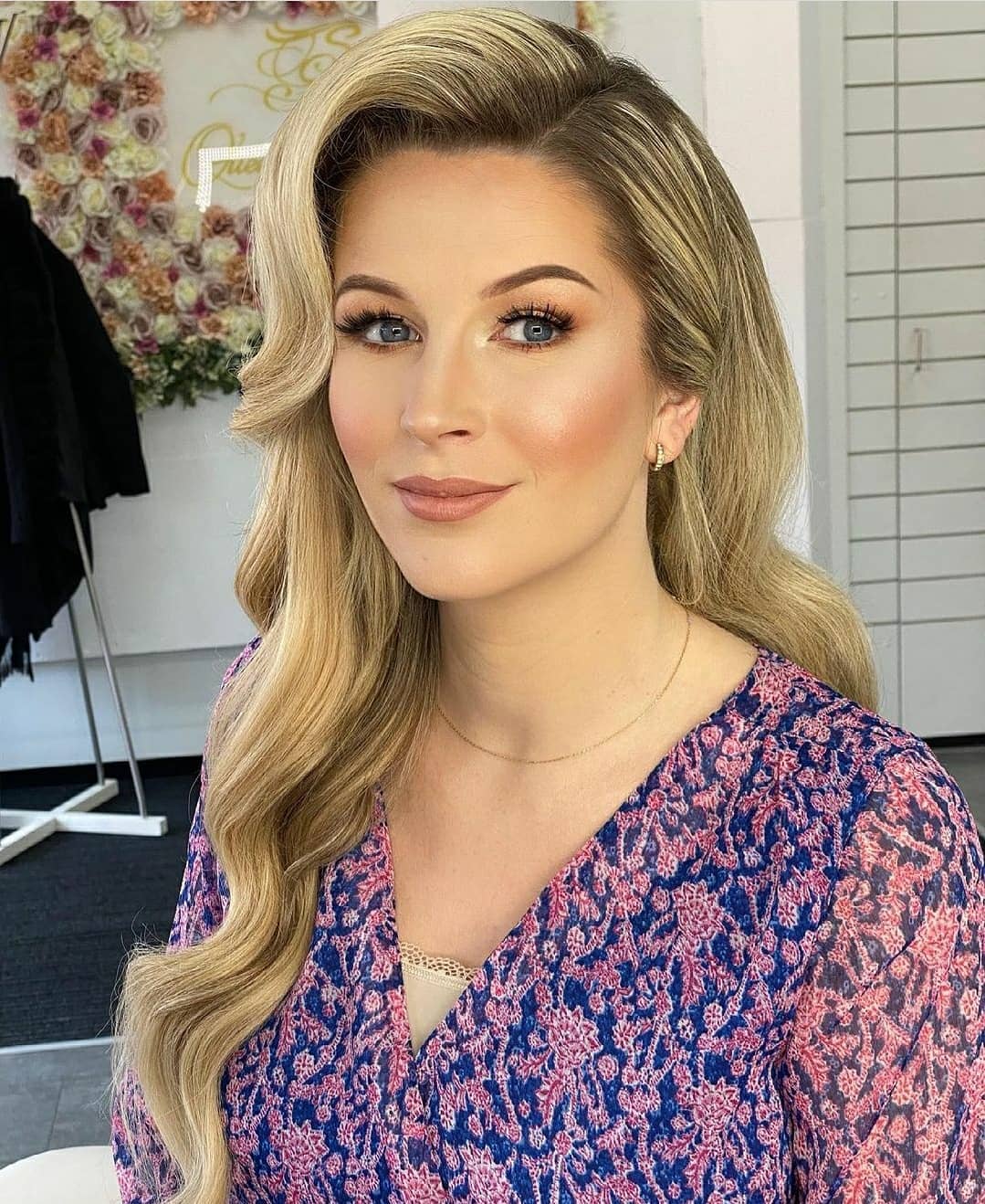 Blond haar in golven naar een kant gelegd